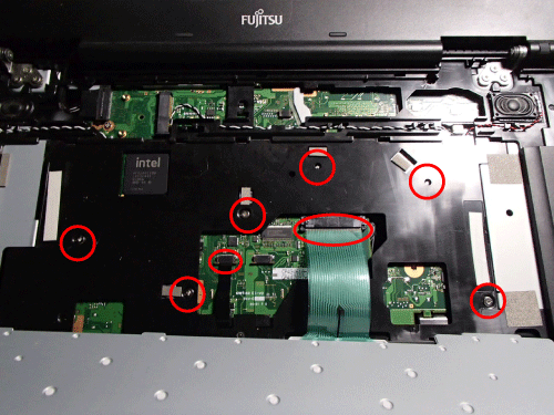 FMV-8290　キーボードの下のネジとケーブル